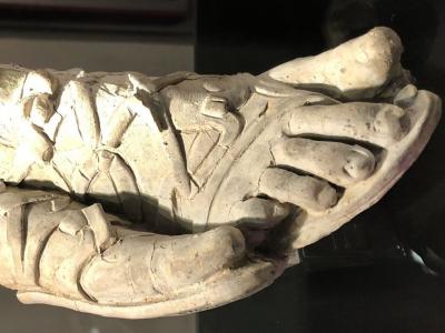 Ai piedi degli dei. Le calzature antiche e la loro fortuna nella cultura del Novecento