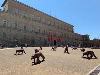 Firenze, piazza Pitti - I lupi del maestro cinese Liu Ruowang